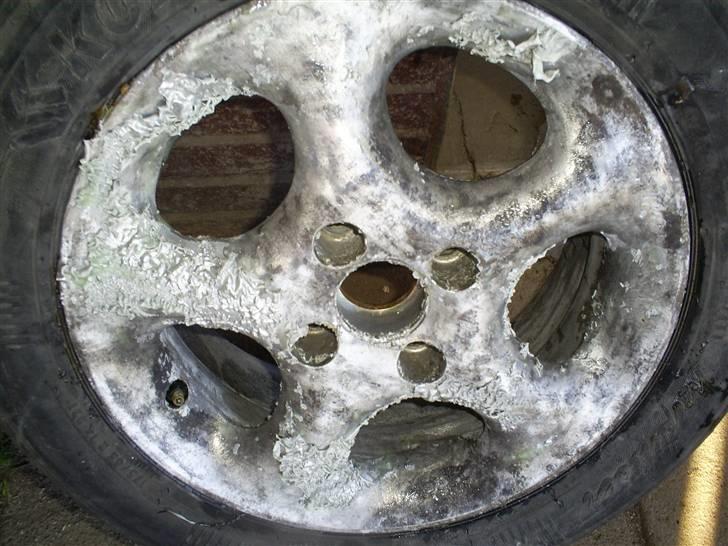 Renovering af alufælge - Ja man slipper jo for og slibe det hele af..   Det kan vaskes af med varmt vand til sist.. billede 18