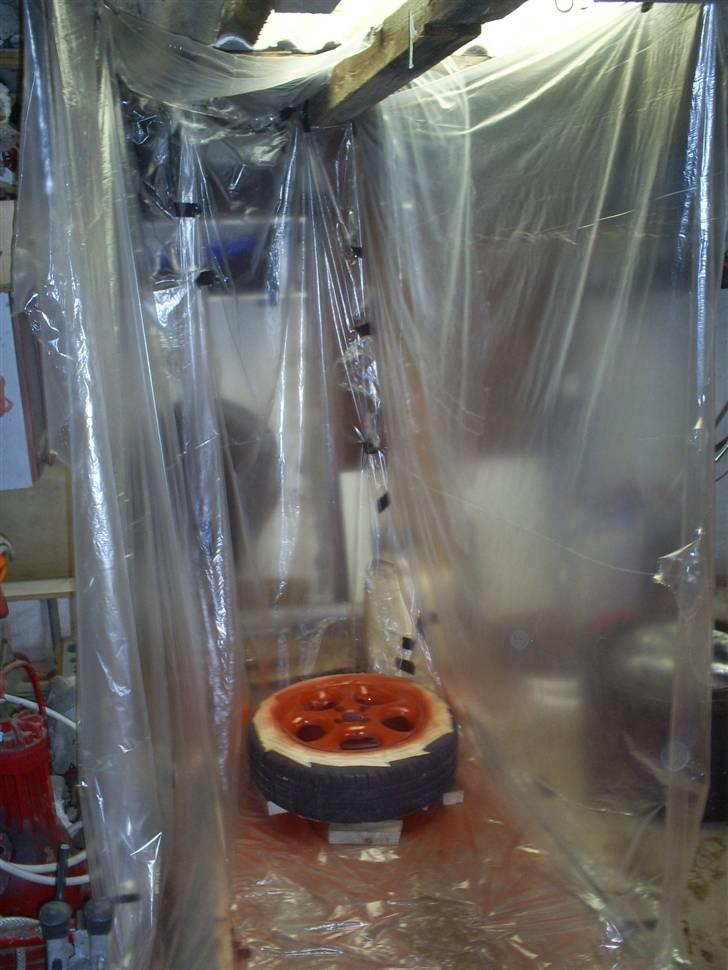 Renovering af alufælge - Hehe så kommer det ikke støv på dem.. 


og ja der er varme på værksteddet :) billede 23