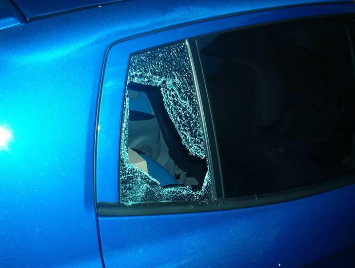 KIA Picanto sport!!! - Så var der lige det første indbrud i bilen heldig vis hørte underboen det så de stak af uden noget.
 billede 15