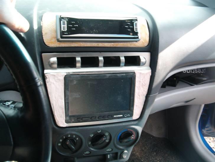 KIA Picanto sport!!! - Så blev der lige monteret en 7" skærm til dvd, stjålet kort tid efter, du er svin dig der bor i sønderborg og gjorde det, det kostede kassen og få en ny rude og radio i igen NAR. billede 45