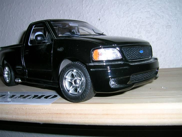 Min samling modelbiler:D - Ford F-150 SVT Lightning 1:21 da den er stor, Bburago billede 24