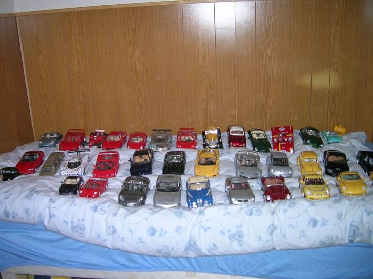 Min samling modelbiler:D - Hele min samling af modelbiler, som jeg er selvfølgelig er meget glad for:D billede 67