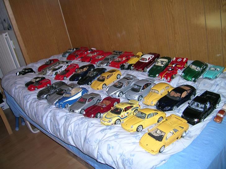 Min samling modelbiler:D - Hele min samling af modelbiler, som jeg er selvfølgelig er meget glad for:D billede 68