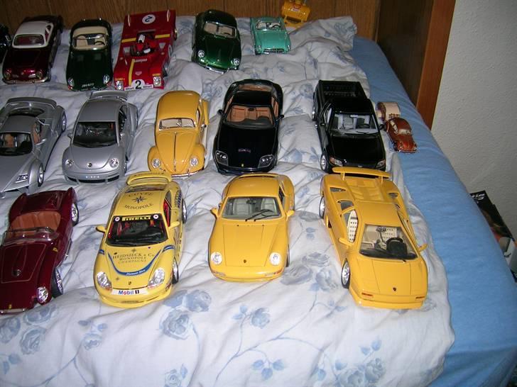 Min samling modelbiler:D - Hele min samling af modelbiler, som jeg er selvfølgelig er meget glad for:D billede 69