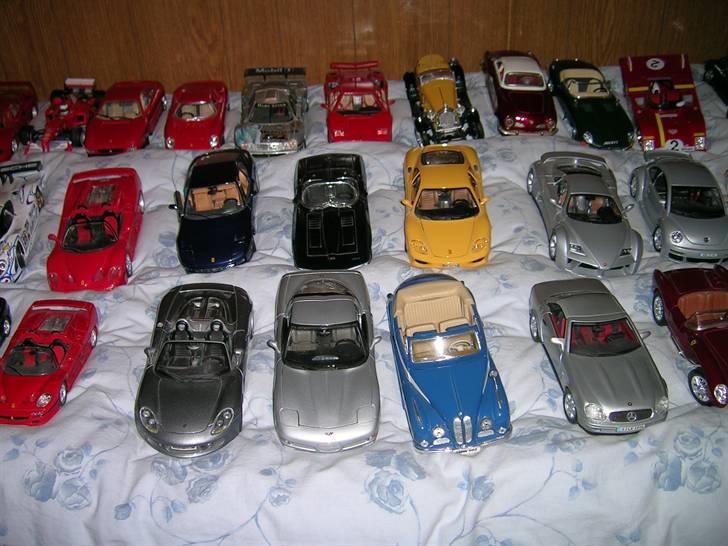 Min samling modelbiler:D - Hele min samling af modelbiler, som jeg er selvfølgelig er meget glad for:D billede 70