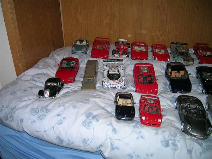 Min samling modelbiler:D - Hele min samling af modelbiler, som jeg er selvfølgelig er meget glad for:D billede 71