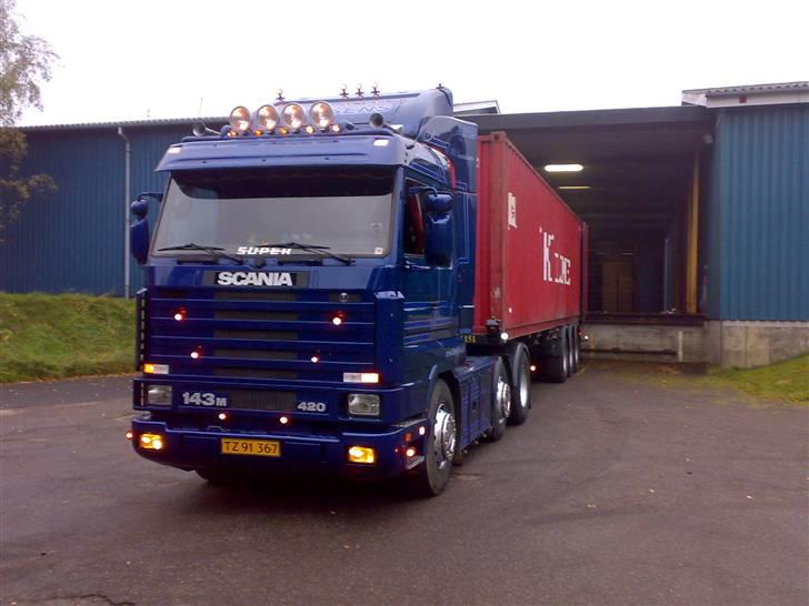 Min vogn ved H C Svendsen.  - Ja oppe ved Rolik Tobacco Company i Holstrebro billede 49