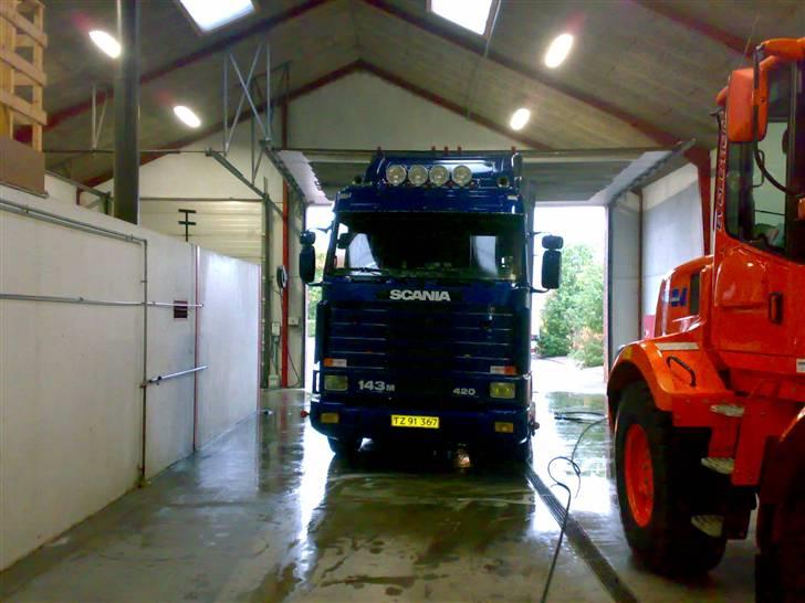 Min vogn ved H C Svendsen.  - I vaskehal med 43'eren billede 50