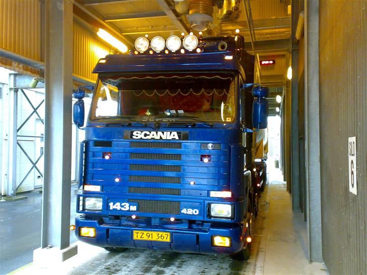 Min vogn ved H C Svendsen.  - Oppe og læsse kartoffelmel oppe i Lyngstrup. billede 54