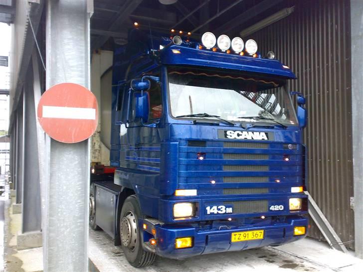 Min vogn ved H C Svendsen.  - Oppe og læsse kartoffelmel oppe i Lyngstrup. billede 55