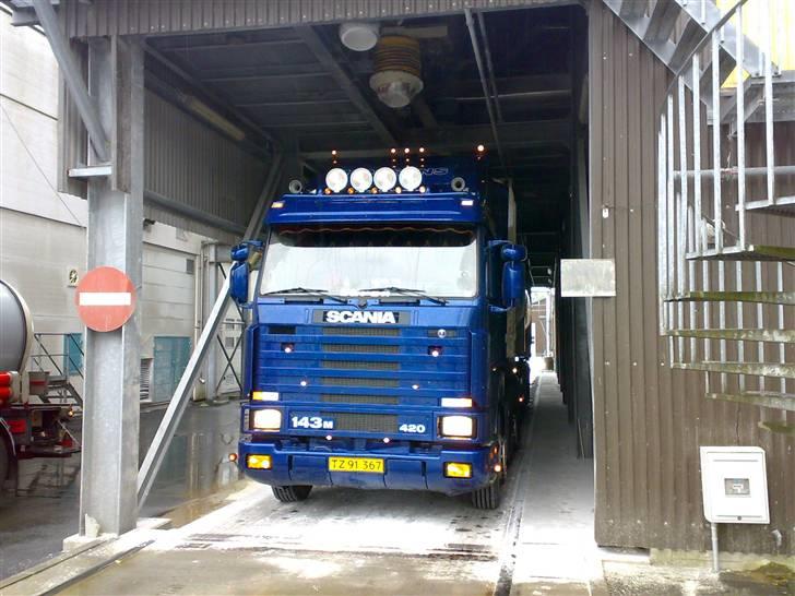 Min vogn ved H C Svendsen.  - Oppe og læsse kartoffelmel oppe i Lyngstrup. billede 56