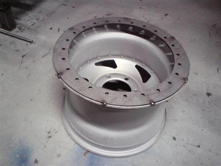 Bead lock fælge i produktion - De nyindkøbte ringe bliver hæftet på en sandblæse 10x15"fælg billede 1