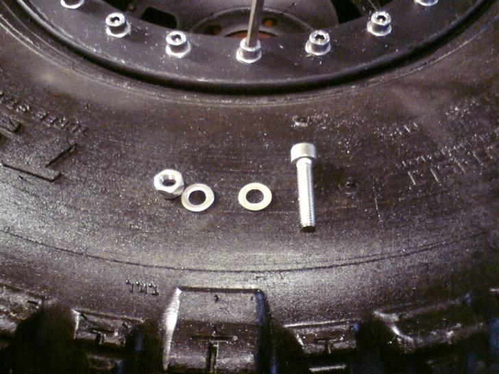 Bead lock fælge i produktion - Så skal der fyldes op i alle hullerne billede 16