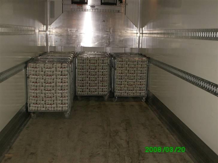 Den lastbil jeg køre i nu  - Sådan stabler vi æg..

første 9 bure ind i bunden og 3 paller oven på..

der kan være 93bure og 33 paller på en trailer billede 18