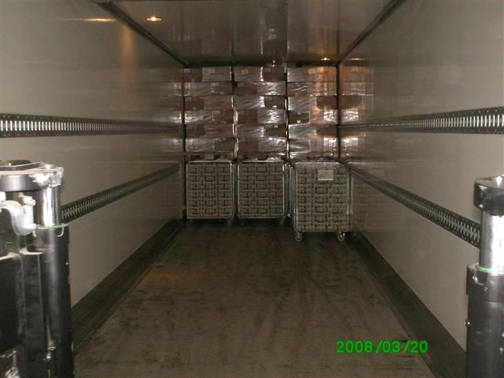 Den lastbil jeg køre i nu  - Sådan stabler vi æg..

første 9 bure ind i bunden og 3 paller oven på..

der kan være 93bure og 33 paller på en trailer billede 20