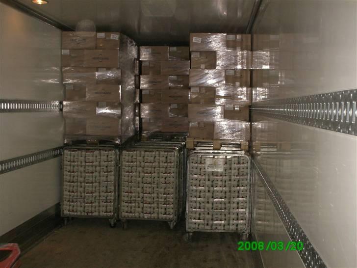 Den lastbil jeg køre i nu  - Sådan stabler vi æg..

første 9 bure ind i bunden og 3 paller oven på..

der kan være 93bure og 33 paller på en trailer billede 21