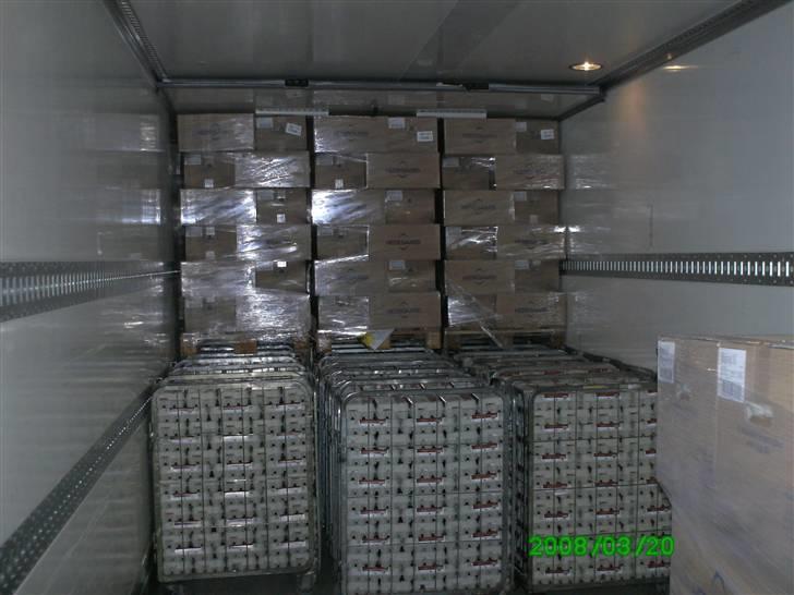 Den lastbil jeg køre i nu  - Sådan stabler vi æg..

første 9 bure ind i bunden og 3 paller oven på..

der kan være 93bure og 33 paller på en trailer billede 22