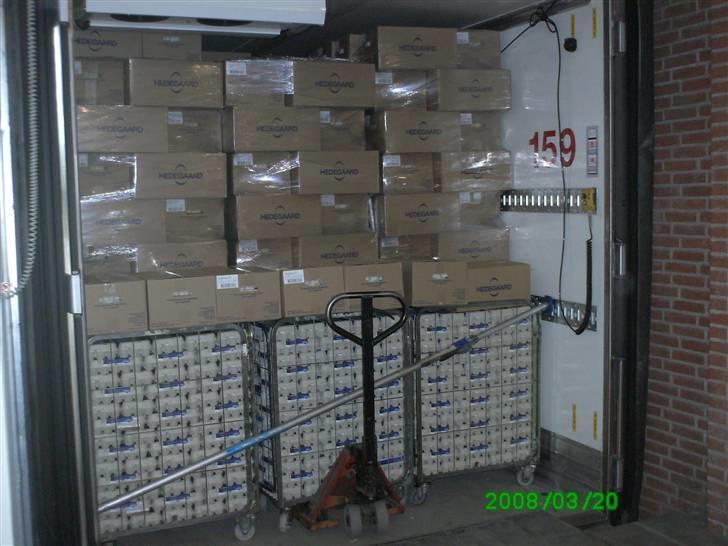 Den lastbil jeg køre i nu  - Sådan stabler vi æg..

første 9 bure ind i bunden og 3 paller oven på..

der kan være 93bure og 33 paller på en trailer billede 23