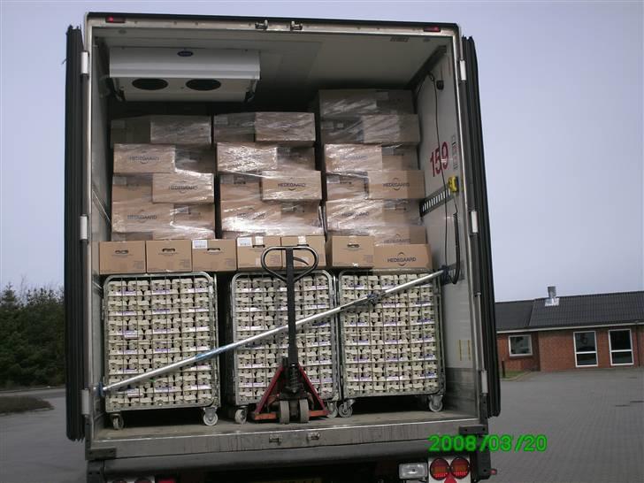 Den lastbil jeg køre i nu  - Sådan stabler vi æg..

første 9 bure ind i bunden og 3 paller oven på..

der kan være 93bure og 33 paller på en trailer billede 24