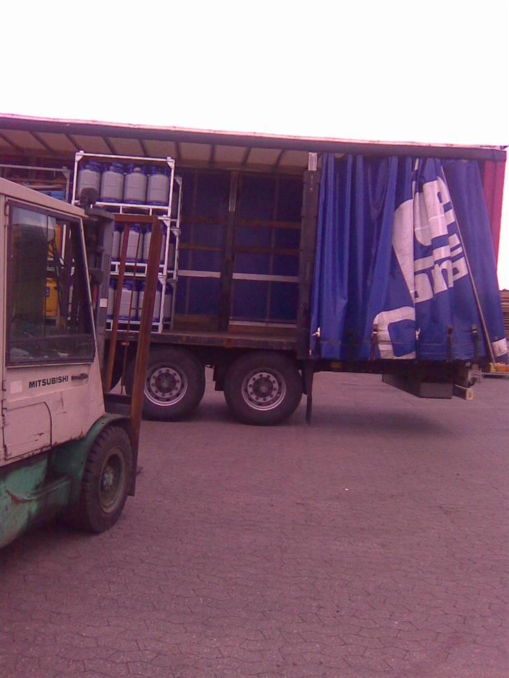 Den lastbil jeg køre i nu  - Køre osse gas både tomme og fulde flasker billede 30