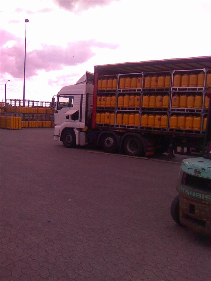 Den lastbil jeg køre i nu  - Køre osse gas både tomme og fulde flasker billede 32