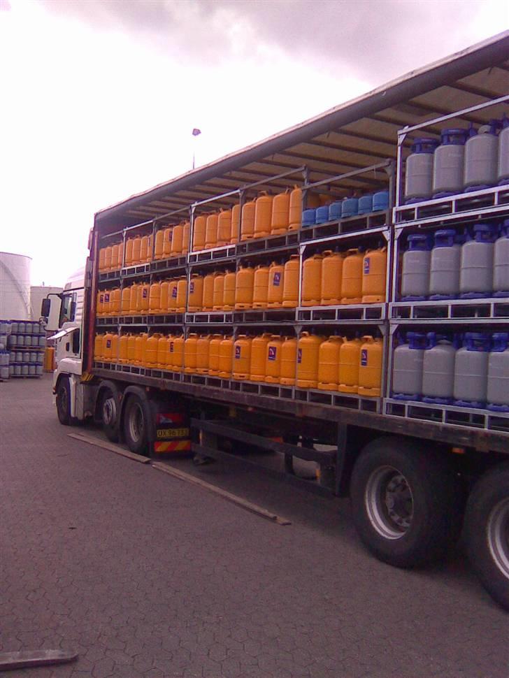 Den lastbil jeg køre i nu  - Køre osse gas både tomme og fulde flasker billede 33