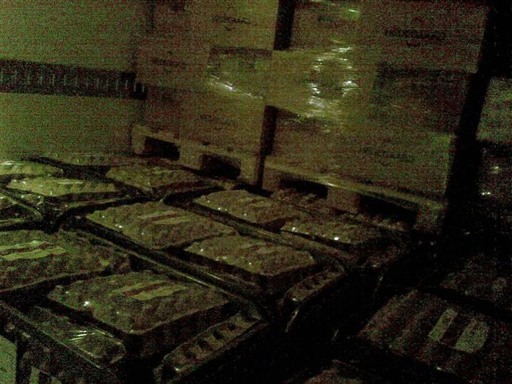 Den lastbil jeg køre i nu  - Sådan stabler vi æg..

første 9 bure ind i bunden og 3 paller oven på..

der kan være 93bure og 33 paller på en trailer billede 35