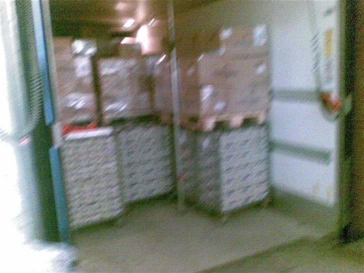 Den lastbil jeg køre i nu  - Sådan stabler vi æg..

første 9 bure ind i bunden og 3 paller oven på..

der kan være 93bure og 33 paller på en trailer billede 37