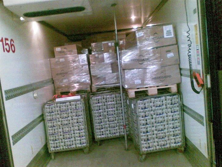 Den lastbil jeg køre i nu  - Sådan stabler vi æg..

første 9 bure ind i bunden og 3 paller oven på..

der kan være 93bure og 33 paller på en trailer billede 38