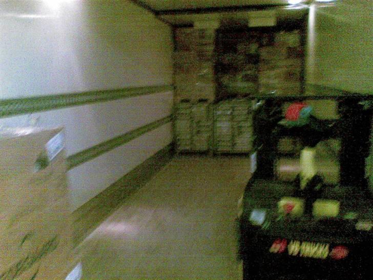 Den lastbil jeg køre i nu  - Sådan stabler vi æg..

første 9 bure ind i bunden og 3 paller oven på..

der kan være 93bure og 33 paller på en trailer billede 39