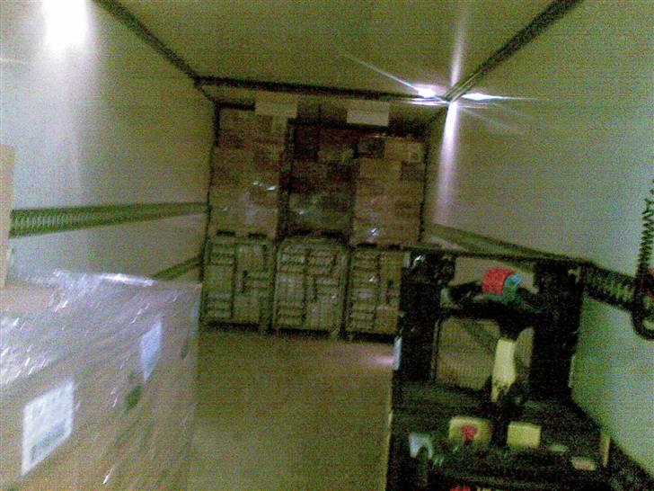 Den lastbil jeg køre i nu  - Sådan stabler vi æg..

første 9 bure ind i bunden og 3 paller oven på..

der kan være 93bure og 33 paller på en trailer billede 40