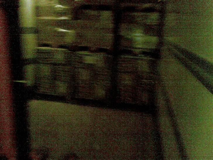 Den lastbil jeg køre i nu  - Sådan stabler vi æg..

første 9 bure ind i bunden og 3 paller oven på..

der kan være 93bure og 33 paller på en trailer billede 41