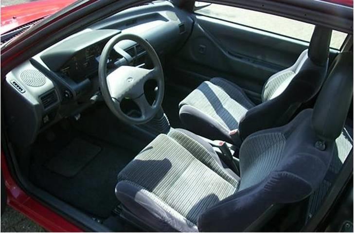 Daihatsu Charade Udstyr og Varianter - Her ses en sjællen variant med betegnelsen sport, jeg mener ikke at den variant er solgt i DK.
Men her ses sport sæderne.
Der var yder mere en spoiler som nok er meget kendt på bagklappen samt en refleks bagstykke med navnet CHARADE på. billede 2