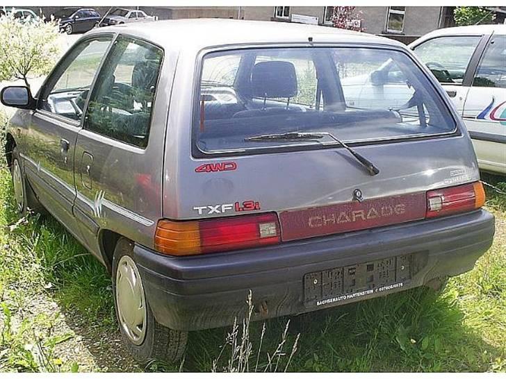 Daihatsu Charade Udstyr og Varianter - Her ses en model variant som hedder TXF 4WD
Betegnelsen TXF står for:
T = Det står for at det er den 3 dørs model.
X = ekstra udstyr i form af dørlommer og sikkert noget andet jeg ikke husker
F = 4WD det står for at bilen er udstyret med Full Time 4WD, altså permanent firehjuls træk.
Det røde refleks stykke er også noget kun få er monteret med. billede 3