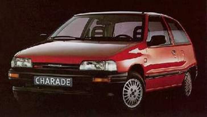 Daihatsu Charade Udstyr og Varianter - Her ses en Charade af G100 modellen.
Forskællen fra en G100 og en G102 er følgende.
G100 har en anden for og bagkofanger som er kortere og ikke stikker så langt ud fra karossen.
Den foreste kofanger får også 2 refleks stykker bagved blink lysene på G102 modellen.
16V modellen har på en G100 rødt 16V skilt i front grillen som ses på tegningen samt røde bogstaver på topdækslet hvor der står (Daihatsu 16 Valve) og røde EFI bogstaver på indsugnings agragatet.
De bagerste seler er ikke selv oprullende men af spænde typen.
Nakkestøtterne er også af gummi typen men kan kikke igennem.
Bagsædet er heller ikke et splitbagsæde på en G100 og man kan ikke hejse sædet op men kun læggge ryglænet ned.
De foreste sæder på en G100 var meget smalle og manglede generelt noget side støtte på side fladen.
Dette blev der rettet op på med G102 modellen hvor sæderne fik bredere side støtte samt en lidt højere og tykkere og mere behagelig sidde flade. billede 4