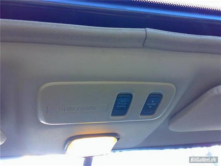 Daihatsu Charade Udstyr og Varianter - Her ses så Elektrisk soltag med tilting device hvor soltaget både kan skyde tilbage og vippe op.
Der er også en solskærm der kan trækkes hen for at dække for solen i glas taget.
Dette er også yderst anvendeligt hvis man bruger vippe funktionen samtidig med at skyde solskærmen for glas taget så man på den måde kan have åbnet for soltaget uden at få solen direkte i hoved da der er små luft gæller i solskærmen.

Der findes også org. manuelt soltag som dog kun kan vippes op og ikke skydes tilbage.
Dette er den hyppigste model set på det danske market. billede 6