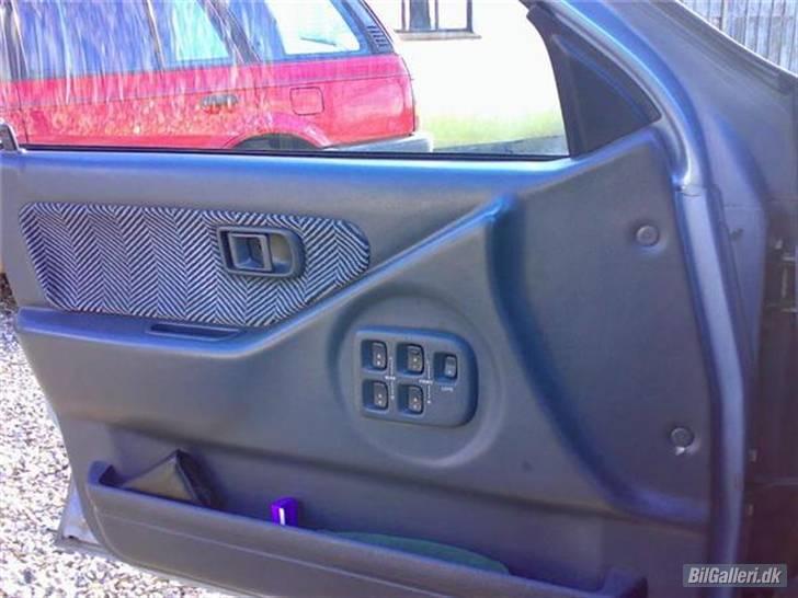 Daihatsu Charade Udstyr og Varianter - Her ses ekstra udstyr som Elruder og dørlommen samt stof stykke på døren som også kun er på "X" modellerne. en TS og en CS ses ikke med dør lommer eller stof på dørene og ej heller med Elruder.

Hvad der ikke er synligt for øjet er at der også er Centrallås på denne bil og her har Daihatsufolkene virkelig flottet sig da man har benyttet sig af et magnet system så man undgår elmotore af den hyppigt dårlig type der ofte med tiden går trægt eller bare går i stykker.
Derfor har en Daihatsu med org. centrallås også en karrakteristisk lyd når man låser bilen op og i, det er ikke til at tage fejl af at her er der ingen el motor men blot en magnet der trækker låsene ned med et højt klik frem for en sløv syngene elmotor som man ofte høre det på eks franske biler hvor lyden af elmotor er særlig tydlig. billede 7