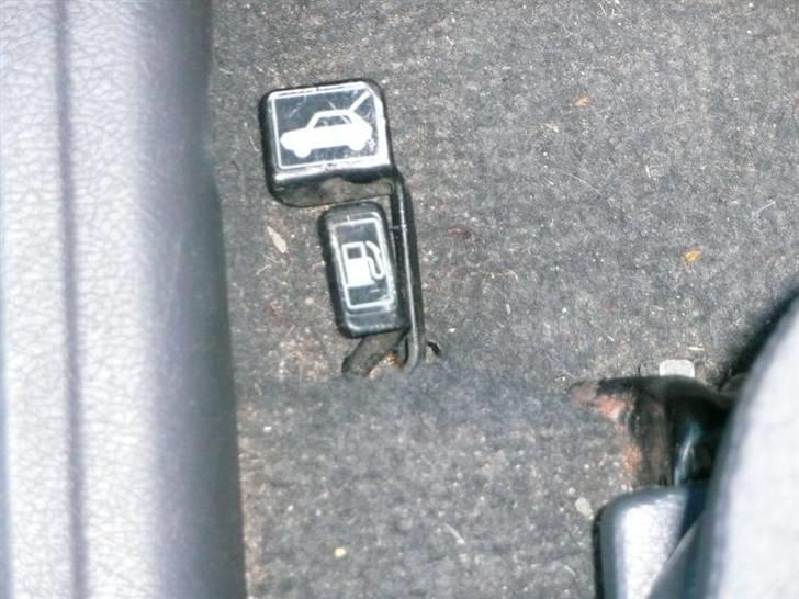 Daihatsu Charade Udstyr og Varianter - Normalt er en Charade kun født med bagklaps åbner fra kabinen, men som ekstra udstyr kunne også fået Benzin dæksel åbner som ses standart på den større model (Applause) billede 9