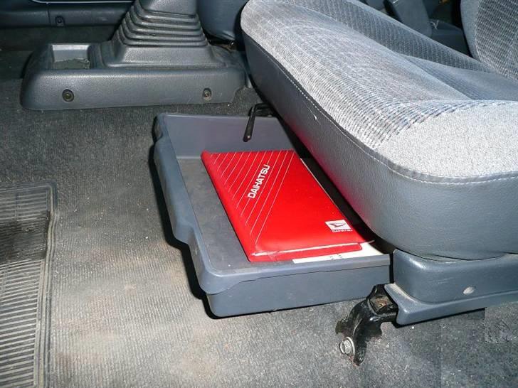 Daihatsu Charade Udstyr og Varianter - Her ses også en lidt sjællend udstyrs ting.
Sæde opbevarings bakke.
Jeg bruger den til den org. Servicebog der fulgte med bilen samt kviteringer på værksted regninger og reservedele der er købt til bilen. billede 10