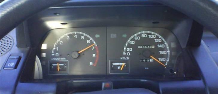 Daihatsu Charade Udstyr og Varianter - Ja topfarten på en frisk motor der ikke har gået så meget er faktisk utrolig høj af sådan en lille 1.3 liters motor at være, men takket være direkte indsprøjtning (EFI) og 16 ventiler, yder en Charade hele 90 HK på papiret men i praksis faktisk omkring de 98 HK.
Så det er ikke så mærkelig med sine 775 Kg at den er nået af en rakket overset af mange.
Pug 106 rally 1.3 med 105 HK skal faktisk stå tidligt op for at følge med den.

Men som en også sjællen set ekstra option ses her tågebaglygte knappen til venstre i billed.
Her sidder oftest bare en hul skjuler da ikke mange biler er udstyret med org. tågebaglygte. billede 14