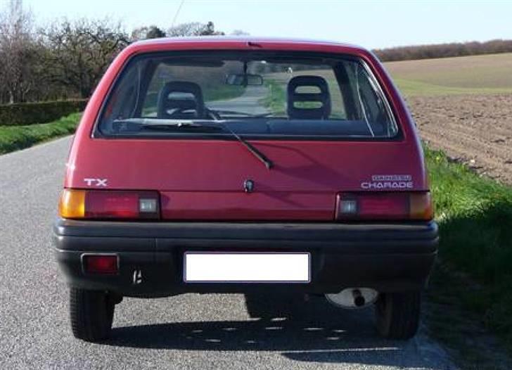 Daihatsu Charade Udstyr og Varianter - Her ses en G102 model variant TX

Den er født med ekstraudstyr som org. tågebaglygte.
Man kan her se den nye type baglygteglas som er af den glatte type uden de 3-4 riller der normalt er vandret i glasset. billede 15