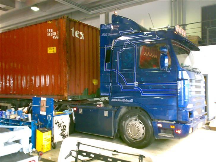 Min vogn ved H C Svendsen.  - Så vabis'sen sku kommet på fremmet værksted hos MAN.. Men det er dog ikk den det er galt med.. Gamle lorte trailere billede 64