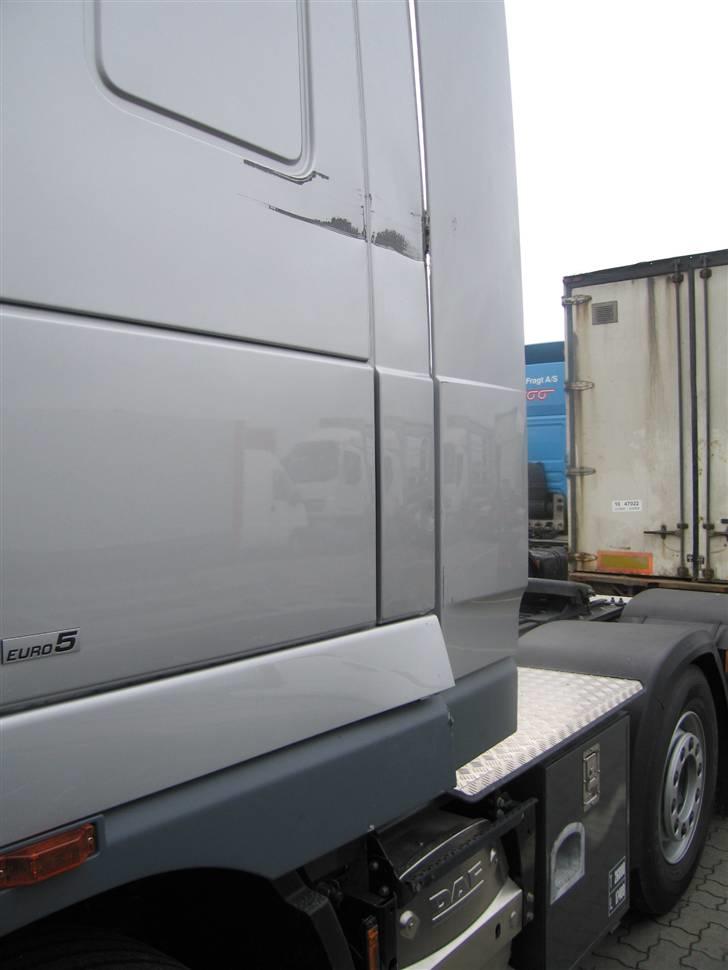 Lidt billeder fra mit job - Lidt mere af skaden. Desuden havde den øverste sidespoiler også fået en skramme. billede 19