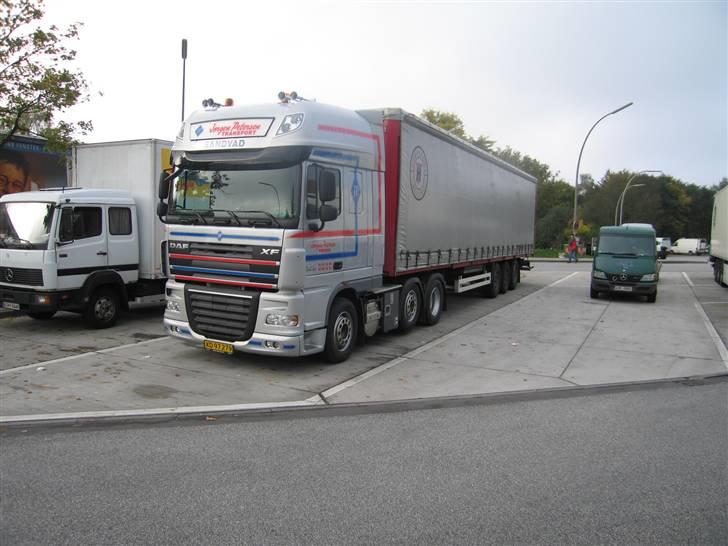 Lidt billeder fra mit job - Min nye vogn. Daf 105.460 - Dejlig vogn.

Var lige i Tyskland med en bytter for HT Transport billede 22