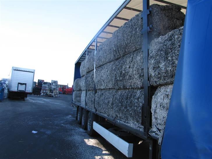 Lidt billeder fra mit job - Sådan skal det ikke læsses!!!
Jeg kom til Odense i dag og skulle bytte trailer, og ser så en trailer der næsten er væltet om på siden. Ballerne var skubbet 30 cm ud over kanten hvor det var værst, så det måtte lige skubbes lidt tilbage. billede 23