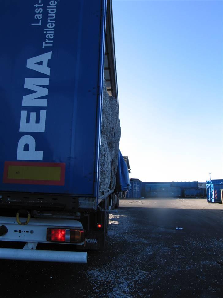 Lidt billeder fra mit job - Set bagfra,

Det er noget affald som de neddeler til fraktioner på ca. 1 cm, og så bliver det presset i baller, og kørt til Esbjerg, hvor det så skal sprættes op, og blæses ind i brændkammer på forbrændingen. billede 24