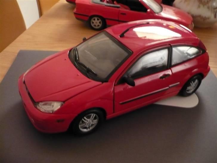 Mine modelbiler 1:18 - Ford focus.... den kan åbne alt = døre/hjelm og bagklap.... der er hattehylde i den som kan vippes op.... har jeg alligevel aldrig set før.... billede 69