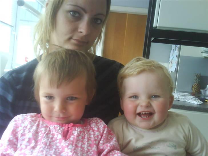 Billeder af lastbil - Familen derhjemme.. Bossen og de to små prinssesser.. Det skal nok komme til at give mange søvnløse nætter når de bliver ældre :-( billede 32