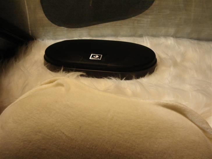 Hattehylde med 6x9" højtalere og hvid plys billede 30