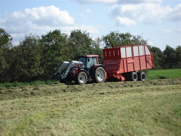 Hjemme på gården - Vores valtra N121 med vores taarup 470 selvlæsende snitte vogn billede 13